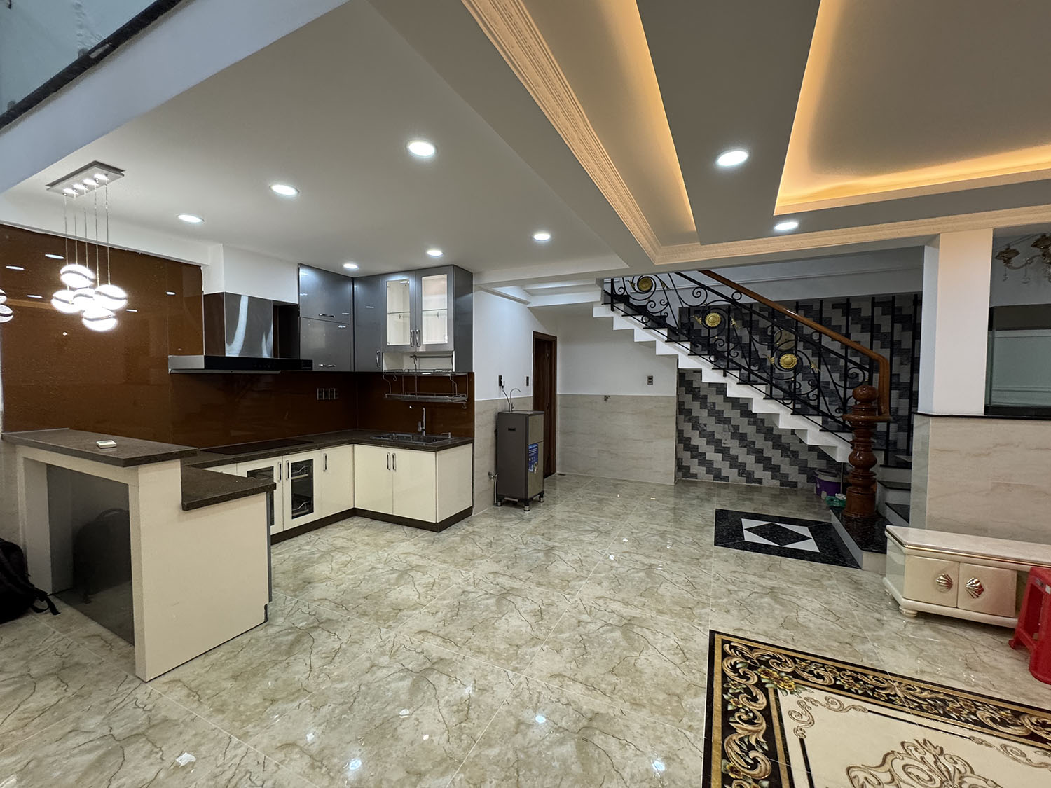 Biệt thự thiết kế tân cổ điển, full nội thất cao cấp xe hơi đổ trong nhà khu VIP Phạm Văn Hai